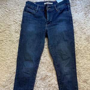 Skinny Levis jeans stl 26, sitter väldigt fint!!