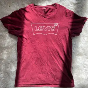 En röd t-shirt från Levi’s. Plagget är toppskick och i storlek S. 