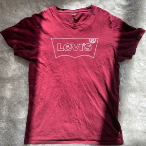 T-shirt från LEVI’S i toppskick med storlek S.  - En röd t-shirt från Levi’s. Plagget är toppskick och i storlek S. 