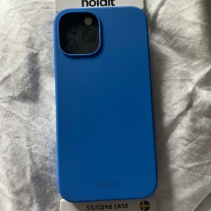iPhone skal - Silikonskal från Holdit i klarblå färg. Aldrig använt då jag köpte i fel modell