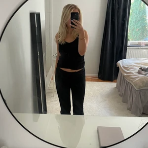 Lågmidjade kostym byxor! - Säljer ett par lågmidjade kostymbyxor! Kontakta mig för fler bilder💖