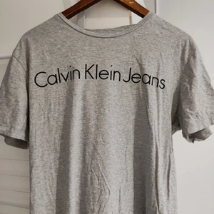 Calvin Klien grå t-shirt Large - Liten i storleken, så den passar inte längre. 