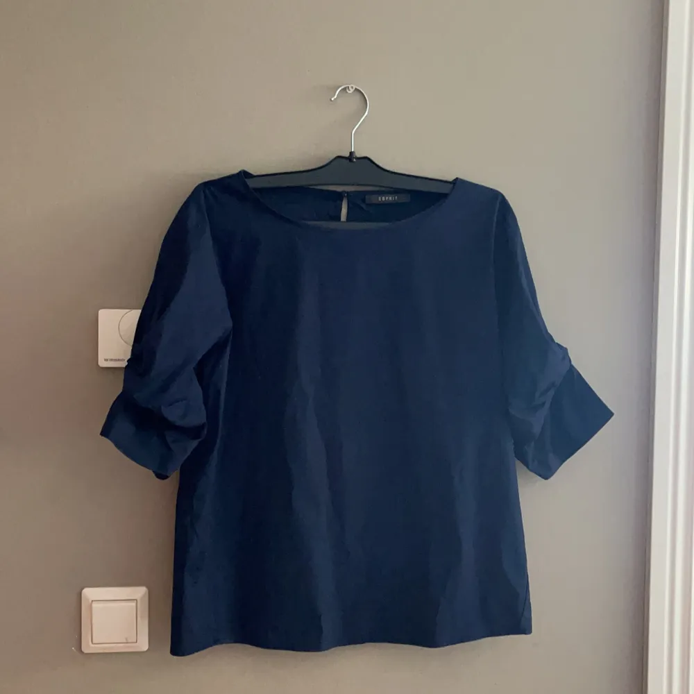 Blå blus ifrån Esprit, detaljer på ärmarna, ITT skjortmaterial. Använd fåtal gånger, finns ingen lapp om storlek men jag skulle säga ungefär 38/40! . Blusar.