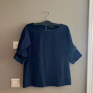 Blå blus ifrån Esprit, detaljer på ärmarna, ITT skjortmaterial. Använd fåtal gånger, finns ingen lapp om storlek men jag skulle säga ungefär 38/40! 