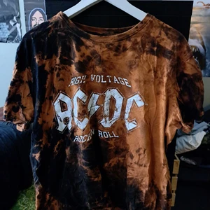 Acdc tshirt - En egen tiedye tshirt som jag ÄLSKAR, men, den är för liten så använder den inte. Tryck fram. Använd max 4 ggr
