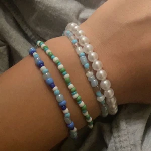 Pärlade armband  - Tryck inte på köp!  Fyra olika armband som passar jätte fint tillsammans💙 Dom kostar 15kr styck, men alla tillsammans kostar 45kr! Det står mötas upp men skickar endast. Frakten tillkommer och kostar 10 kr!💙