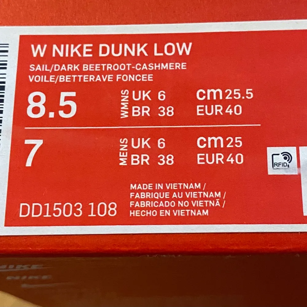 Nike Dunk Low i vinrött och vitt. Mycket bra skick, använda få gånger då de var lite för små för mig. . Skor.
