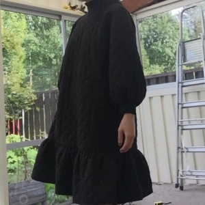 Vintnerklänning  - Jätte fin vinterklänning från Object, gjord av et vinterjacka-ish matrial men endå inte för varm! Köpt för 800kr, aldrig använd<3 skriv gärna om du har några frågor! (Pris kan diskuteras)