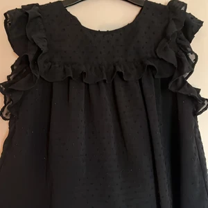 Svart linne - För liten för mig Köpt för 400kr Köpt på GAP kids men passar Xs