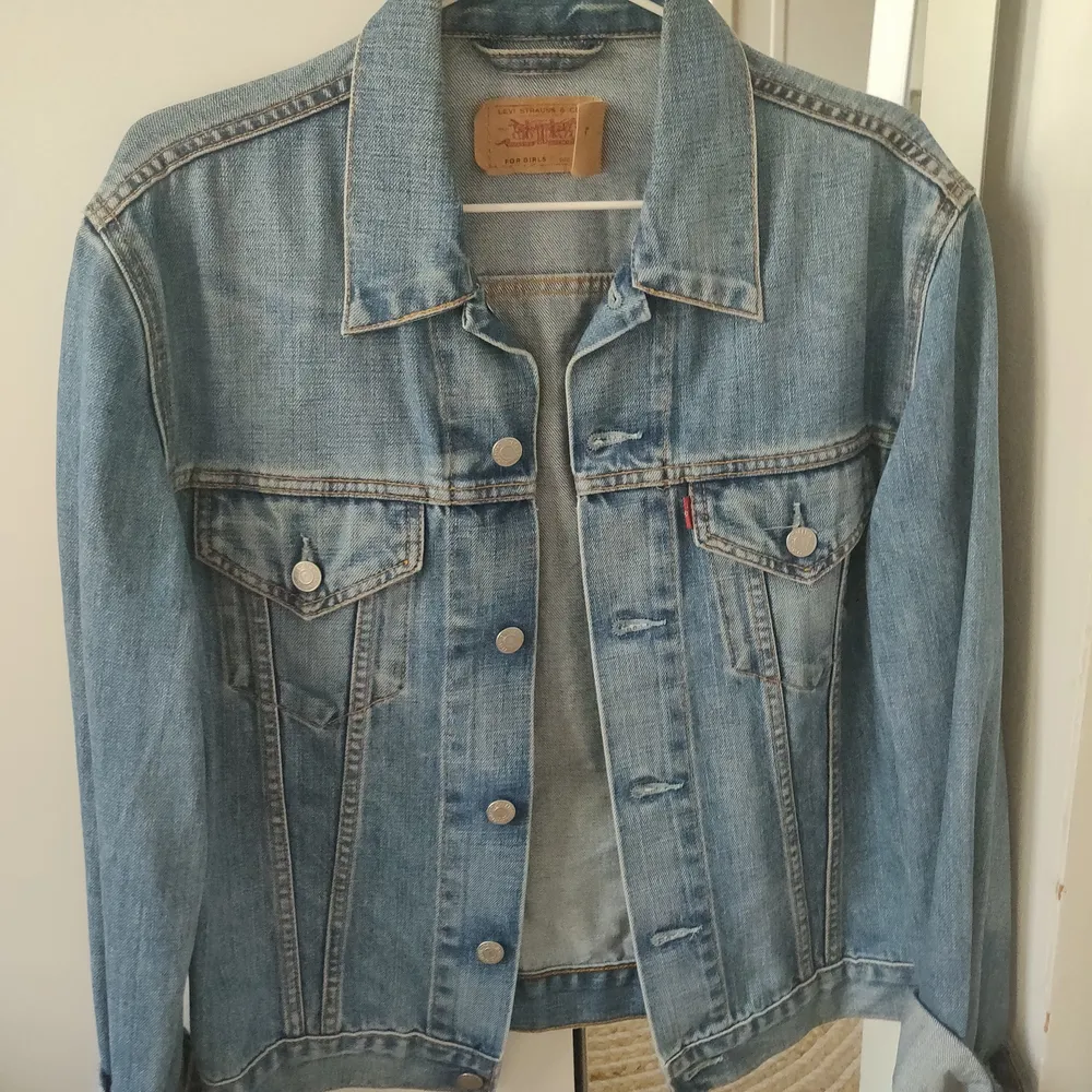 Ärvd vintage jeansjacka från Levis fin i passformen men för stor för mig tyvärr. Hoppas den kan komma till ett nytt kärleksfullt hem. Inga skador överhuvudtaget, som ny.. Jackor.