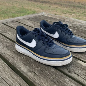 Nike air force 1 blå - Hej säljer mina Nike air force för dom är för små.Lite sletna men ser ändån helt ok ut storlek:43:5,har sko kartongen