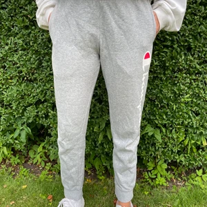 Champion mjukisbyxor - Säljer dessa gråa mjukisbyxorna från Champion i gott skick. 