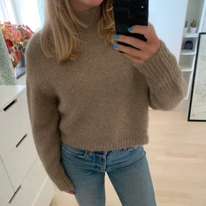 Zara  - Stickad beige/brun tröja från zara med polokrage 🤎 strl s 
