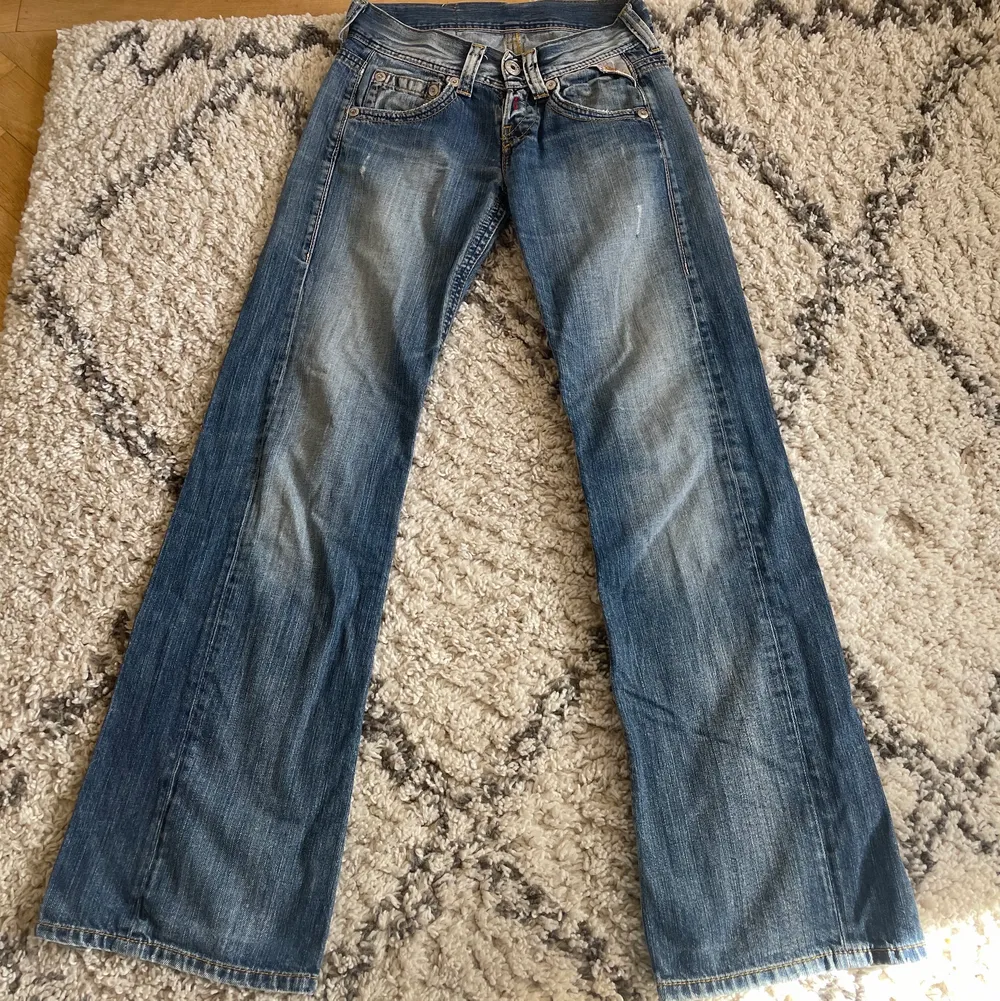 Sjukt snygga replay jeans finns inga finare både washen och modellen är perfekt! Men dom är tyvärr lite försmå för mig i midjan så jag måste nu tyvärr sälja dom vidare! Jag är 175, dom passar någon som är 178 och kortare (om man vill ha dom till fötterna). Jeans & Byxor.