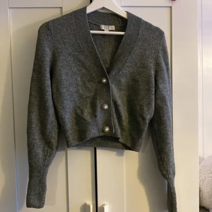 Kofta - Urgullig kofta som använts flitigt ett tag men har nu lessnat på den. Storlek XS Jättevarm och snygg att ha nu till hösten och vintern! 