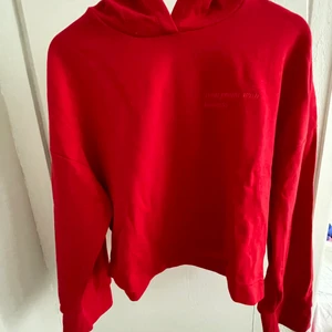 Tröja - Röd fin tröja från Gina! Använd 1 gång så fortfarande jätteskön inuti! 