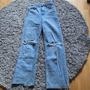 Zara jeans med hål köpt för 400