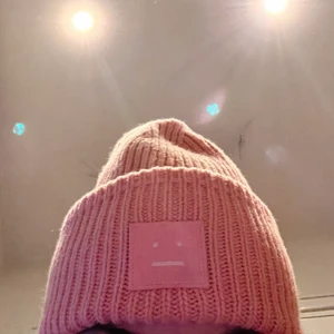 Acne mössa - Heej!💓 Säljer nu även denna sjukt snygga acne mössa i gammelrosa! Köpt för 1 300 kom med prisförslag!💓