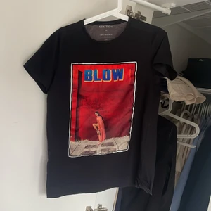 Limitato t shirt ”blow” Storlek S - Säljer min limitato t shirt som har blivit för liten. Den är i väldigt bra skick. 9/10. Och har inte använt den mer än 10 gånger. 