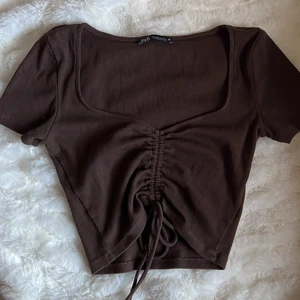 Zara linne  - Säljer min söta bruna topp, ifrån zara💕💕