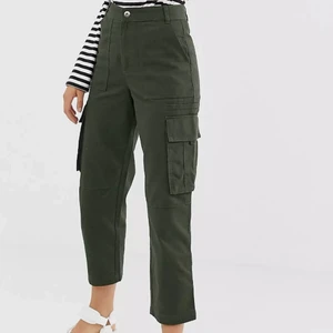 Khakifärgade peg-byxor i cargostil - Sjukt snygga khakifärgade cargobyxor från monki i strl XS men skulle mer säga S då de är stora i storleken. Köpta för 600 och är i princip aldrig använda! Mycket bra skick❤️