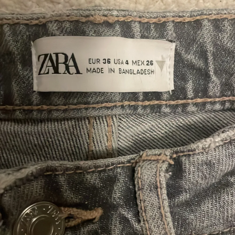 Jättefina grå zara jeans i slim med slits, tyvärr för små och nästan aldrig använda. 💓. Jeans & Byxor.
