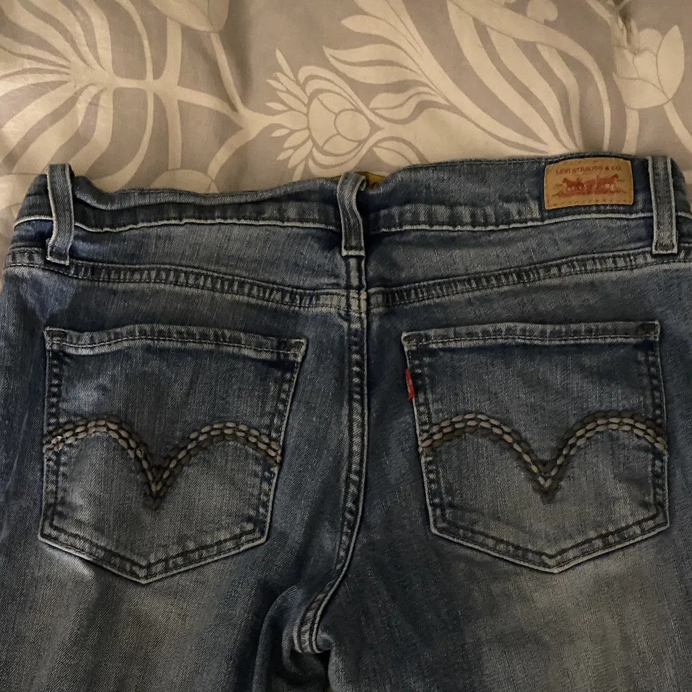 Utsvängda jeans med låga midja: too superlow 524 levis. 💕Står ingen storlek på plagget men måtten är:  midjemått-81cm höftmått-95cm innerbensmått-77cm ytterbenslängd-98, de är lite korta för mig som är 173cm💗många är intresserade, jag satte på budgivning . Jeans & Byxor.