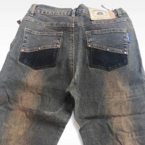 Jättefina deadstock vintage jeans. Märkta storlek L men sitter som en M 💕