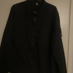 Cp company overshirt  - Säljer min fina cp company overshirt som är i storlek xl, den är liten i storleken så sitter som L. Skicket är bra, fick den i somras o inte använd mycket sen dess. Kvitto finns tyvärr inte då jag fick den i present