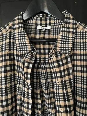 Skjortklänning Ganni - Snygg, sparsamt använd skjorta/klänning från Ganni. 