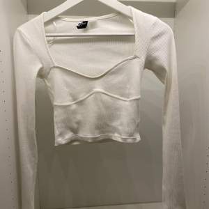 En croppad topp från hm, men köpt här på plick. säljer pga för liten. storlek xs. 50kr+frakt