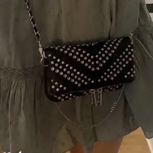 Zadig&Voltaire nano bag - Lägger upp igen! Zadig&Voltaire nano väska med nitar, så snygg till middag eller annat! Pris kan diskuteras 