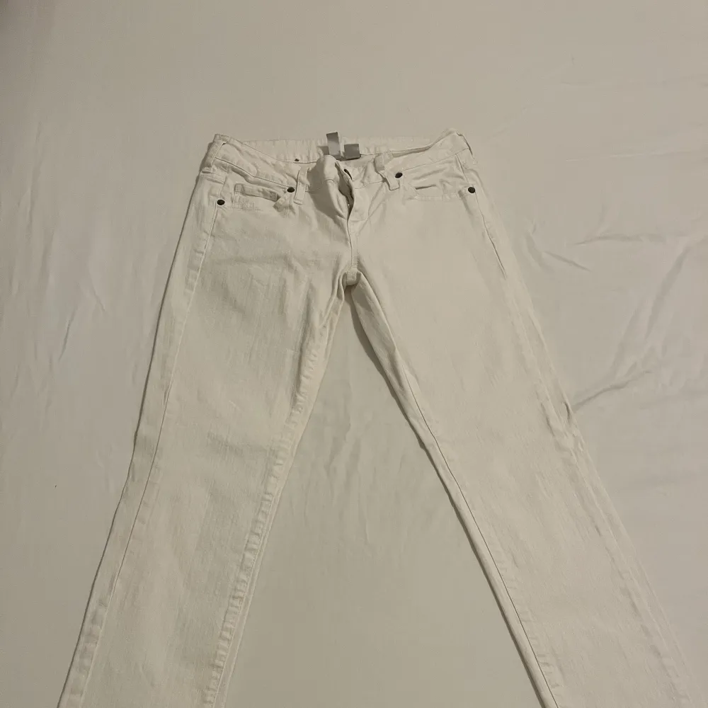 Helt vita låg midjade jeans från mango Jeans. Storlek 39. . Jeans & Byxor.