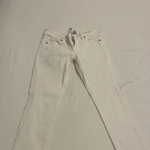 Helt vita låg midjade jeans från mango Jeans. Storlek 39. 