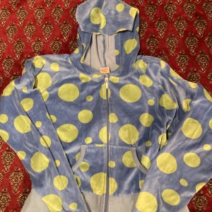 Monster hoodie - En hoodie som passar om ska klä ut sig eller till små syskonen 🥳 Är så gosig o ha och den är rolig 💕