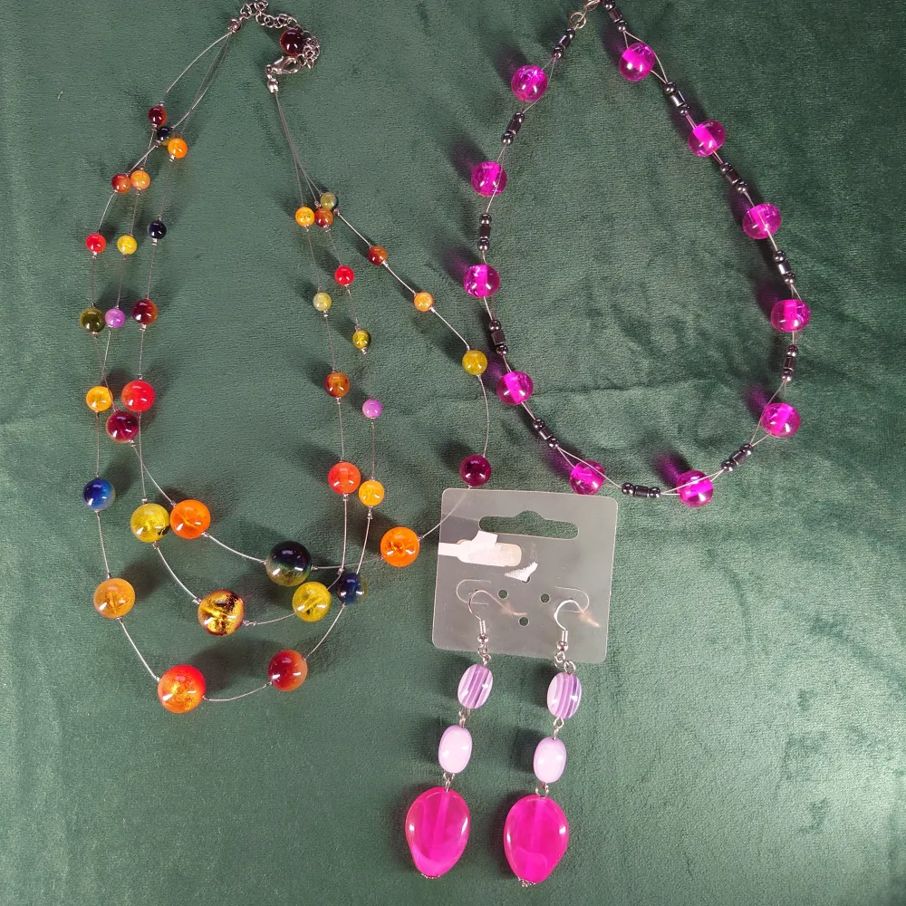 Unikt halsband med kulor i olika färger. Finns liknande i rosa och passande örhängen till. 50kr/st + frakt, paketpris kan diskuteras 😊. Accessoarer.