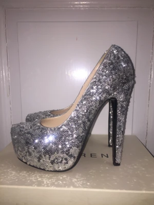 Glittriga Pumps - Silver glittriga pumps!  Från Nelly  Storlek 37  Kom med erbjudande