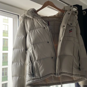 Moncler jacka - Sällsynt gammal modell i fint skick utom en mindre lagning på baksidan som visar på bild nmr 2.  Självklart äkta, bara o skriva in koden på deras hemsida. Strl L men sitter bäst på M🤙🏽