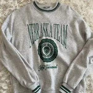 Grå sweatshirt med grönt tryck. Storlek xs 150kr😊