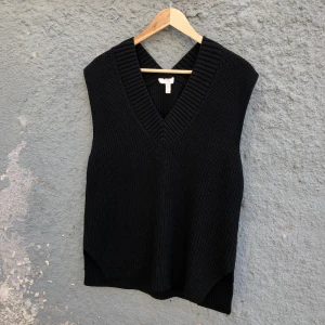 Stickad väst  - V-ringad slipover som snabbt sålde slut förra hösten. Använd enstaka gång. 60% bomull 40% akryl. Samma modell som den vita på sista bilden. Köparen står för potentiell fraktkostnad. Swish is queen 