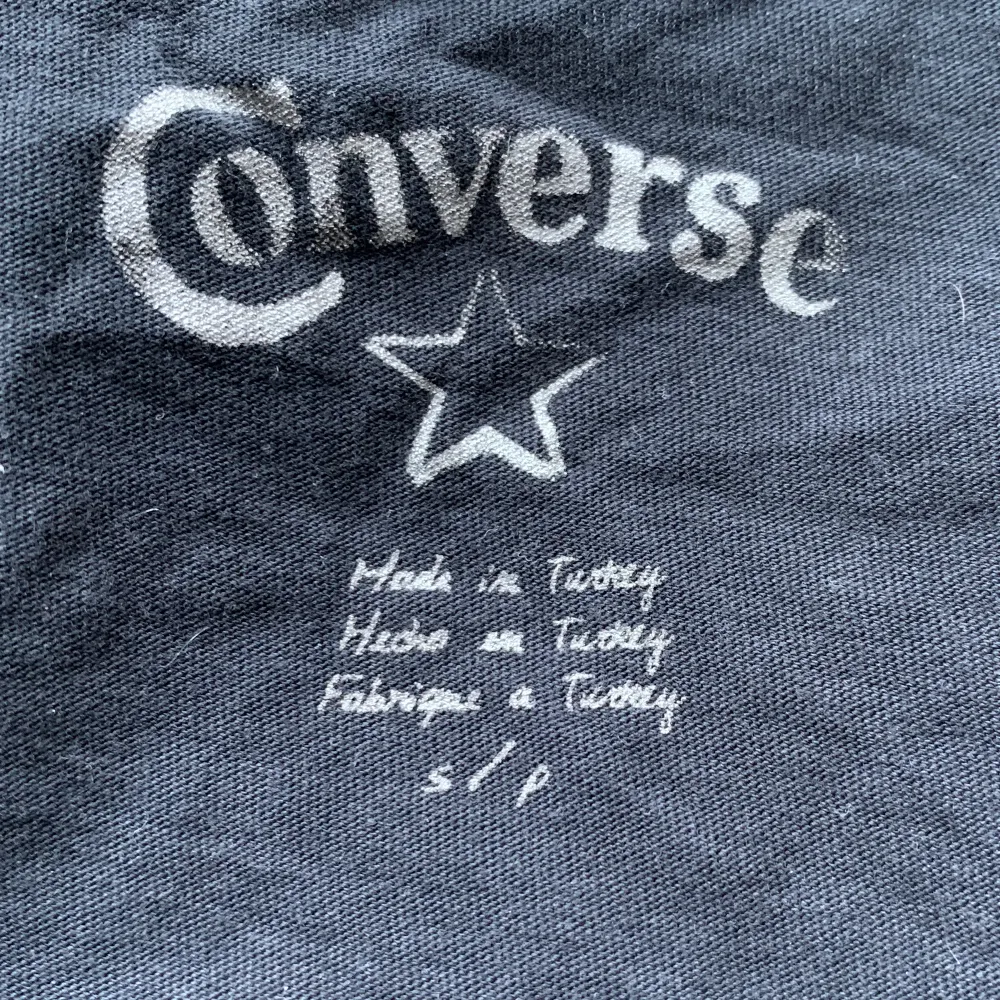 Svart Converse t-shirt. Väldigt stretchig.. T-shirts.