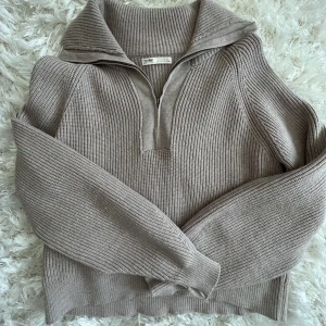 Beige stickad tröja - Jättefin beige stickad tröja med krage. 150kr storlek s😊