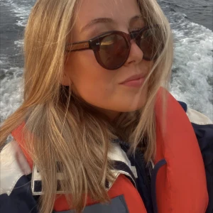 Chimi solglasögon - Kollar intresset på mina fina Chimis. Säljer bara för att jag har andra solglasögon, så dessa kommer inte till användning. Bekväma, snygga och lagom stora! Använda men i gott skick. Originalförpackning skickas med. Pris exklusive frakt. 