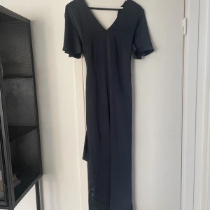 Mörkblå långklänning  - Mörkblå klänning i storlek 42,men bandet i midjan för det enkelt att reglera storleken! Ursprungligen från vila! Använd fåtal gånger,300kr! 