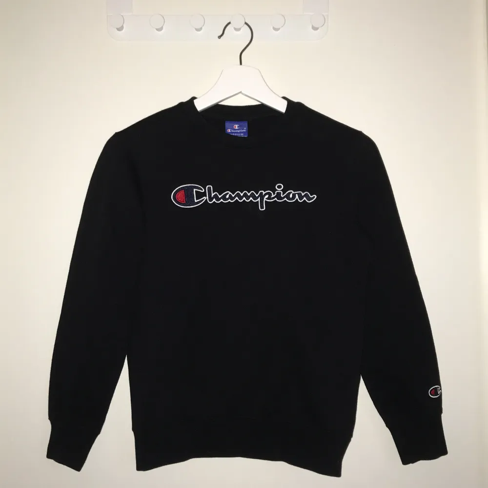 Säljer denna svarta sweatshirten från Champions, i mycket bra skick. Storlek 9-10 år.. Tröjor & Koftor.