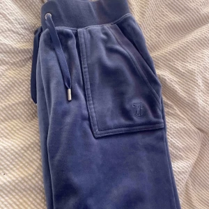 Juicy byxor XS Grey blue - Grey blue juicy i storlek xs som jag endast använt en gång då jag tog fel storlek, dom är i helt nytt skick, buda ❤️❤️ (de du budar ingår inte frakten i)