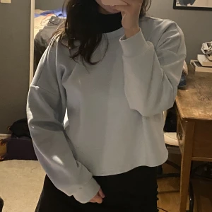 Ljusblå tröja - Sweatshirt från only i storlek S. Har haft en dragsko längst ner men jag har tagit ut den! 