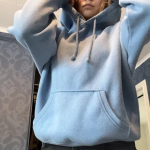 Hoodie från bikbok - Säljer denna supersköna hoodien från bikbok. Ganska nopprig (sista bilden) men inget som stör eller syns särskilt mycket, inga hål. Pris kan diskuteras😚