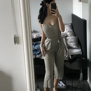 Grönvit Jumpsuit - Sommar suit som använts 1-2 gånger! Bra skick och st 36❤️