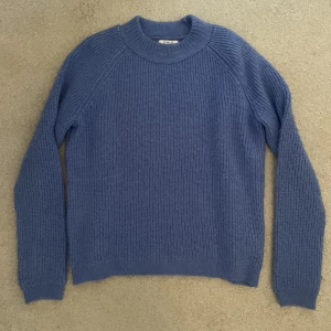 Blå tjocktröja - Mjuk blå tjocktröja 